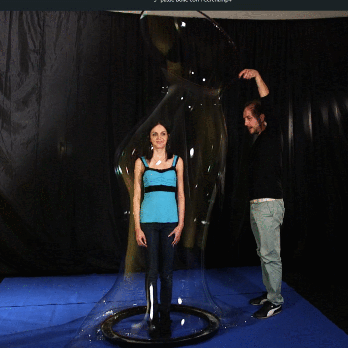 Persona inglobata in una bolla gigante durante il corso professionale