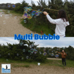 Bambini che giocano con bacchette MultiBubble creando bolle giganti